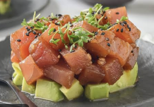 Tartar de salmón y aguacate de Aarón con germinados, sésamo y salsa