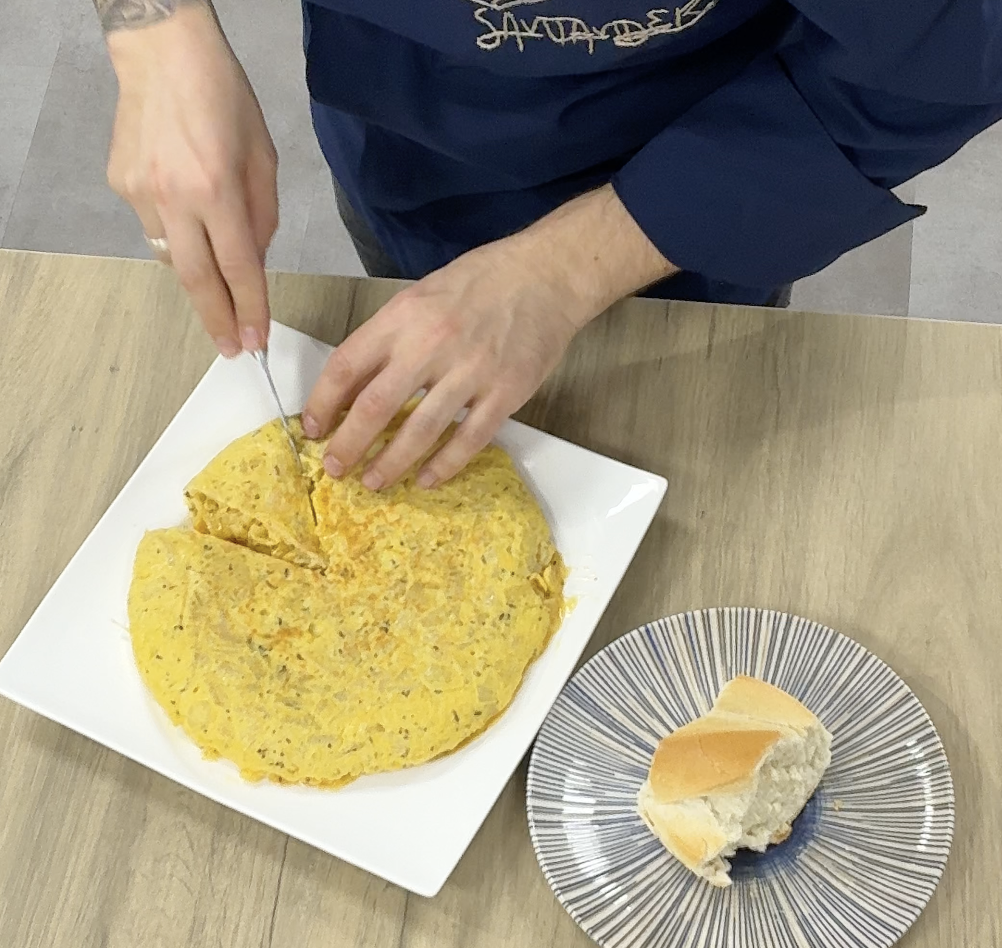 Tortilla de patata con trufa negra y parmesano de Aarón, cortada en su punto jugoso