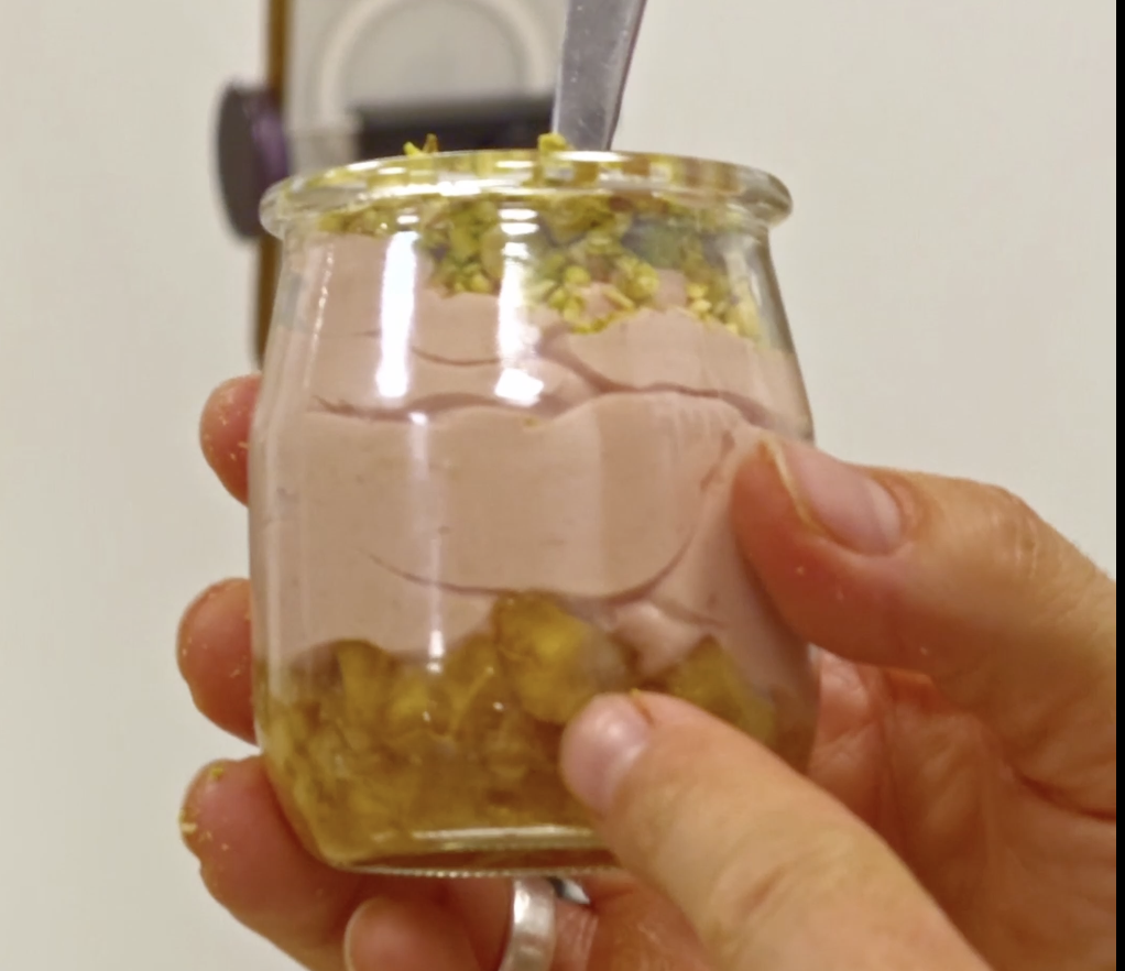 Vasito de yogur de foie de Aarón: manzana caramelizada, mousse de pato y pistacho